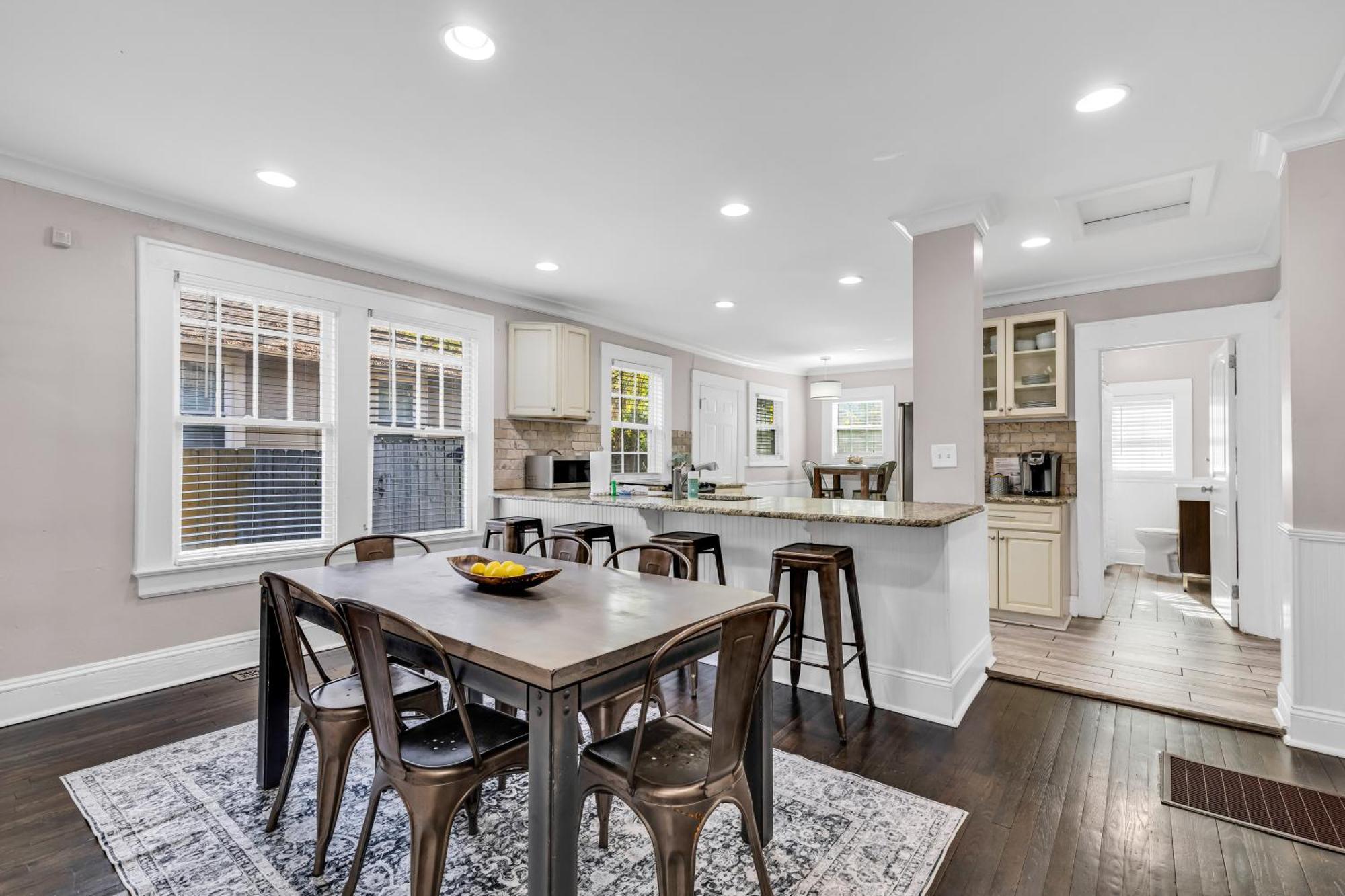 Bright And Modern Close To Everything Charlotte Esterno foto