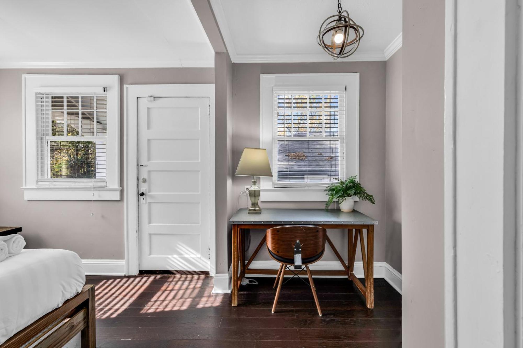 Bright And Modern Close To Everything Charlotte Esterno foto